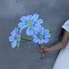 Flores artificiales en tonos azules para arreglos de suelo, arreglos florales para caminos, flores artificiales en tonos azules con un toque de alta gama para decoraciones de bodas
