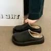 Sandálias Birkenstock grossas de couro genuíno estilo britânico para mulheres, nova coleção de inverno 2026, design de calçar, impermeáveis, forradas com fleece e com estilo de chinelo de algodão de bico fechado
