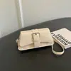 Nova bolsa de ombro estilo baguette com fivela de cinto retrô 2026, bolsa feminina estilo moto com aba, bolsa de ombro simples e estilosa