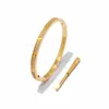 [02] Comercio exterior al por mayor joyería versión estrecha uña completa taladro completo destornillador estrella pulsera de acero de titanio amantes