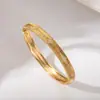 Pulsera con Patrón Cepillado de Estrella de Cuatro Puntas, Elegante Joyería de Pulsera de Latón con Trébol de Cuatro Hojas
