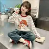 Camiseta de manga larga a rayas de algodón puro para niña, nuevo estilo primavera y otoño 2026, holgada y elegante, camiseta básica versátil para niños