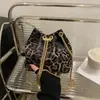 Bolso Cubo de Moda con Estampado de Leopardo para Mujer, Elegante Diseño de Cadena, Nuevo Estilo Otoño e Invierno, Bolso Cruzado Elegante y Único