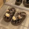 Pantufas fofas com estampa de leopardo para mulheres, novos estilos outono e inverno, com sola grossa, forro de fleece, quentes e adequadas para uso interno e externo, com design de bico fechado