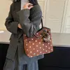 Bolso tote de gran capacidad, de alta gama, para mujer, perfecto para otoño e invierno, nuevo estilo 2026, diseño retro de lunares, bolso de hombro o bolso de axila