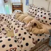 Juego de ropa de cama de cuatro piezas con forro polar para invierno, con tejido de leche polar suave, cómodo y de alta densidad, y un juego de sábanas de tres piezas con temática de cachorros de lunares