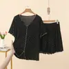 Conjunto de duas peças novo de verão, solto, casual, de modal, com babados, decote V, manga curta e shorts, com estampa de bolinhas pequenas, para casa