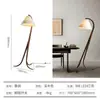 Luminária de chão moderna de designer para sala de estar, luminária de pé para quarto, criativa e elegante, com um design nórdico sofisticado e atmosférico, 2026