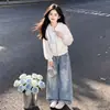 Conjunto de duas peças com jaqueta com capuz de retalhos de renda doce estilo faculdade e jeans versátil da moda para crianças mais velhas