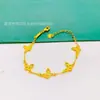 Pulsera de Mariposa de Cinco Flores con Diseño de Nicho de Suministro en Vivo Joyería para Manos Danzantes Joyería de Lujo Ligero de Alta Gama para Mujeres Venta al por Mayor
