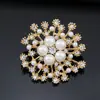 Moda Transfronteriza Europea y Americana Broche Sencillo de Flor de Perla Aleación Diamante Flor Pin Accesorios Versátiles para Ropa de Mujer