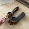 Moda Nueva Primavera/Verano 2026 Versátil Sexy Piel Suave Cuña Baja Punta Redonda Correa Única Tacón Alto Zapatillas Versátiles Simples