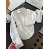 Camisa Blanca de Encaje Patchwork Estilo Francés con Cuello en V para Mujer, Diseño Corto para Figuras Petite, Top Único y Sin Contraste 88523