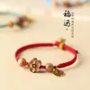 Pulseira Pequena Flor de Madeira de Pessegueiro Natural, Pulseira de Flor de Pessegueiro Tecida à Mão, Fio Vermelho para o Ano de Nascimento, Presente Elegante para Namorada ou Melhor Amiga