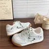 Zapatos de Mujer de Nicho Estilo Hong Kong Zapatos Blancos de Suela Gruesa Otoño 2026 Nuevos Zapatos de Tabla Versátiles Planos Deportivos Casuales de Entrenamiento Alemán