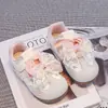 Zapatos para Niña Otoño 2026 Nuevo Estilo Zapatos Deportivos Infantiles Elegantes Versátiles Zapatos Blancos para Niña Zapatos de Tabla Casuales Suela Suave