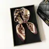 Bufanda Cuadrada Estampado de Leopardo de Moda Transfronteriza, Bufanda de Seda de Moda de Alta Gama, Pañuelo para la Cabeza Decorativo Estampado de Seda Artificial, Popular en Europa y América, Venta al por Mayor
