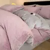 Conjunto de cama de quatro peças em veludo de leite espesso e estampado para o calor do inverno, incluindo um lençol de cima, uma capa de edredom e um lençol com elástico, projetado para um visual luxuoso e sofisticado no quarto principal