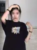 Camiseta de Manga Corta para Mujer en Stock, Nuevo Estilo Coreano de Verano Casual con Estampado Versátil Talla Extra Camisa Base Negra para Exportación