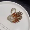 Broche de Cisne de Cristal Elegante e Requintado para Mulheres, Broche Animal de Diamante Gradiente de Alta Qualidade, Luxo Acessível e Broche de Casaco Versátil
