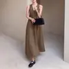 Vestido midi halter de cuello en V minimalista de moda, nueva colección de verano 2026, vestido sin mangas ni espalda estilo resort para mujer