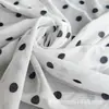 Tecido de malha com estampa de bolinhas pretas sobre base branca 40D poliéster-elastano stretch tecido base estampado para vestidos de férias na praia