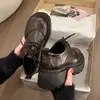 Sapatos de couro pequenos estilo britânico com sola grossa para mulheres, sapatos femininos super quentes 2026 novos mocassins versáteis estilo universitário para meninas baixinhas que aumentam a altura
