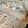 Estilo Lindo Clase A Leche Polar Otoño e Invierno Cálido Juego de Cuatro Piezas Dibujos Animados Femeninos Funda Nórdica Polar Coral de Doble Cara Juego de Tres Piezas