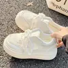 Tênis brancos de sola grossa para mulheres, nova coleção primavera/outono 2026, estilosos e confortáveis, perfeitos para uso casual e fáceis de combinar com qualquer roupa.