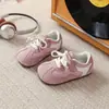 Tenis infantiles estilo coreano, nueva colección primavera/otoño 2026, zapatillas de entrenamiento alemanas para niñas, suela suave, transpirables, versátiles, zapatos casuales para niños y niñas