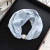 Lenço Quadrado Pequeno de Luxo de Entrada Francês Primavera e Verão Colar de Pérolas Lenço com Fivela Magnética para Preguiçosas Lenço Feminino com Corrente Clavicular