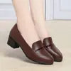 Zapatos para mujeres de mediana edad y mayores, nueva colección de otoño 2026, cuero suave, suela blanda, tacón grueso, zapatos planos cómodos, zapatos casuales de cuero versátiles para mujer