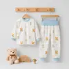 Conjunto de pijama de algodón puro sin costuras Clase A para niños, manga larga y pantalón largo, ropa de casa de cintura alta, estampado de dibujos animados, adecuado para usar al aire libre, estilo otoño