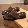Zapatos elegantes y sofisticados para mujer para el moderno trayecto urbano, con elegantes mocasines de diseño estilizado y elegante, encarnando la tendencia chic minimalista de 2026