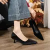 382 Sapatos de salto alto da moda e sexy estilo europeu e americano para mulheres, coleção primavera e outono, bico fino, corte baixo, salto kitten, elegante e confortável, versátil