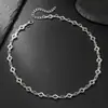 Collar europeo y americano de joyería transfronteriza, collar empalmado de flor hueca de perla artificial, cadena para la clavícula de trébol de cuatro hojas con incrustaciones de diamantes de nicho de lujo ligero para mujer