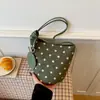 Moderna nueva colección de otoño 2026: bolso cubo de lunares de nicho para mujer, con textura similar al ante, estética retro y diseño de hombro/bajo el brazo