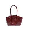 A bolsa popular de estilo coreano para mulheres deste ano é o novo modelo de outono de 2026, uma bolsa de ombro plissada de cor sólida para o trabalho e para usar sob o braço.