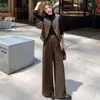 Traje de otoño elegante y versátil, compuesto por un chaleco blazer sin mangas de cuello en V hecho a medida y pantalones anchos rectos largos con caída.