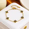 Pulseira de aço titânio com trevo de quatro folhas e strass para mulheres, best-seller transfronteiriço europeu e americano, joia requintada de luxo leve, pulseira versátil estilo europeu e americano