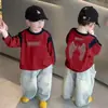 Camiseta de manga larga para niño, nuevo estilo primavera y otoño, casual y versátil, con cuello redondo estiloso, bloques de color, camiseta básica moderna para niños mayores