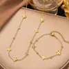 Venta Caliente Europea y Americana Nicho Hueco Trébol de Cuatro Hojas de la Suerte Acero de Titanio Collar para Mujer Exquisito Simple Versátil Estilo de Lujo Ligero Set