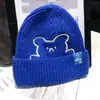 Gorro de Invierno para Mujer con Bordado de Oso de Lana, Gorro Lindo y Cálido con Protección para las Orejas, Gorro para el Frío con Ciervo de Peluche, Etiqueta de Tela, Gorro de Punto