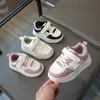 Zapatos de Lona Bajos para Niñas Suela Suave Zapatos de Bebé Nuevo Estilo Primavera y Otoño 2025 Zapatos Deportivos para Niños Zapatos Blancos para Niños Modernos