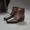 Jiezhou 2026 Outono Novo Estilo Couro Bovino Camada Superior Plissado Textura Manual Aumento de Altura Botas de Cano Curto Moda Retrô Versátil Calçados Femininos