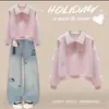 Camisa polo dulce y linda con corbatín y pantalones de mezclilla de Hello Kitty, modernos y elegantes - un conjunto de dos piezas para niñas