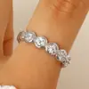Anillo de Zirconia de Lujo Ligero Estilo Europeo y Americano, Anillo Pequeño Liso Flor Pequeña Chapado en Oro, Joyería de Cobre Apilable con Diseño de Nicho