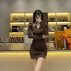 Vestido feminino, novo design primavera/outono 2026, plissado estiloso, decote V sexy, puro e sedutor, saia que valoriza o corpo