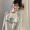 Nova Camiseta de Manga Longa com Listras e Estampa de Letras Estilo Ins Outono Inicial Feminina Casual com Design Solto