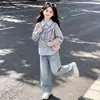 Moda Casual para Niñas Personalidad de Dibujos Animados Sudadera con Capucha Falsa de Dos Piezas Solapa Niños Medianos y Grandes Versátil Conjunto de Jeans con Estrellas Moderno